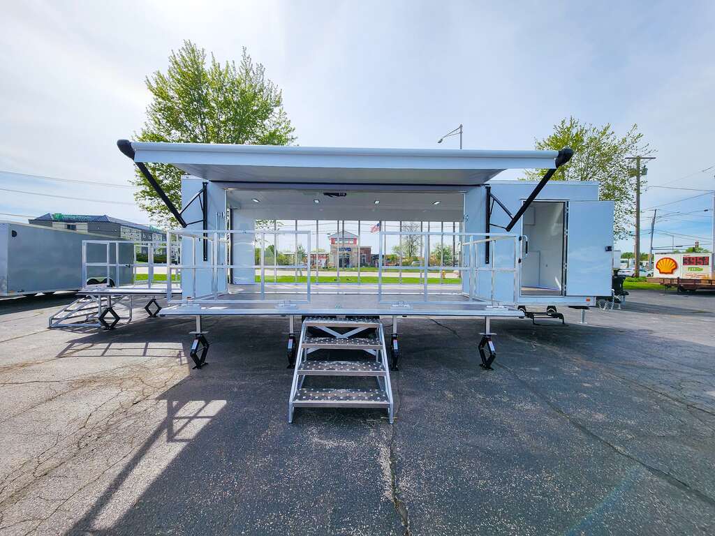 Deckover clear-sided stage trailer